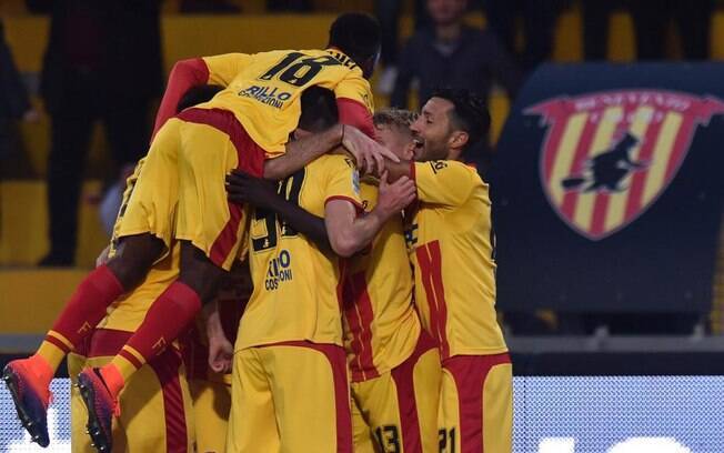 Jogadores do Benevento comemoram gol que deu a primeira vitória no Campeonato Italiano