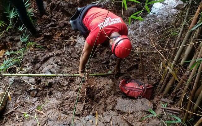 Desde ontem (21), bombeiros fazem buscas em região do almoxarifado da Vale, em Brumadinho