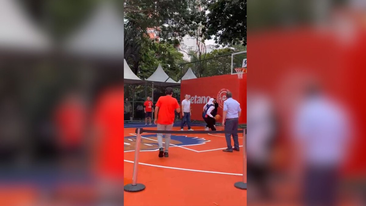 Giannis Antetokounmpo cai em quadra no Rio