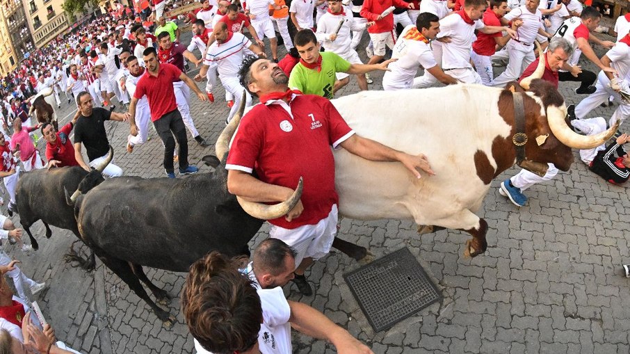 San Fermín: Corridas com touros deixam 27 feridos e duas pessoas foram chifradas pelos animais 