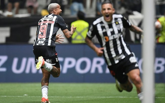 O atacante Deyverson comemora após marcar o primeiro gol do Atlético-MG contra o Fluminense, no jogo de volta das quartas de final da Libertadores, na Arena MRV, em Belo Horizonte, no dia 25 de setembro de 2024.