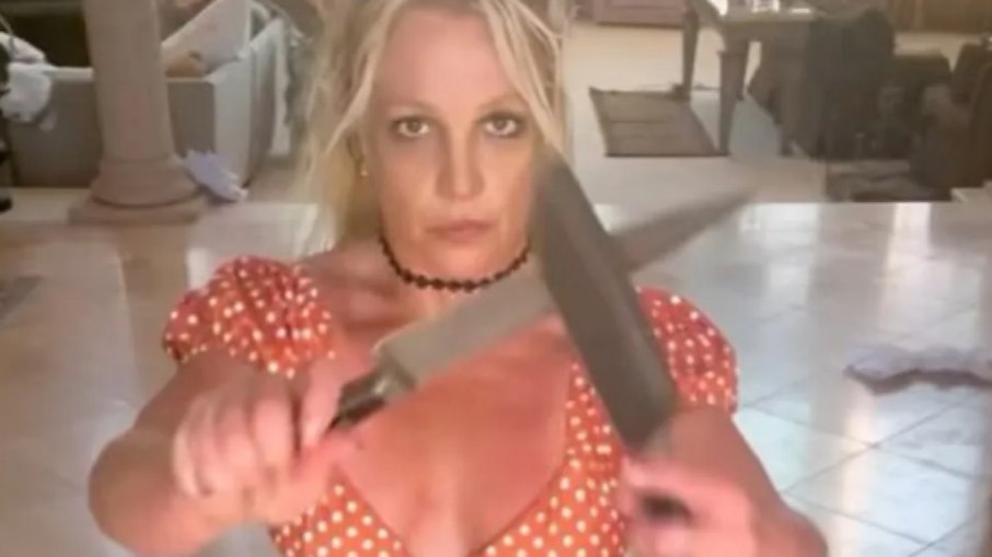 Britney Spears preocupa fãs ao postar vídeo dançando com facas