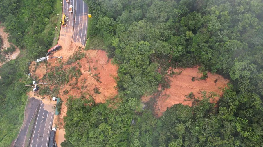Imagem aérea mostra situação, na quarta-feira (30), de local de deslizamento de terra na BR-376.