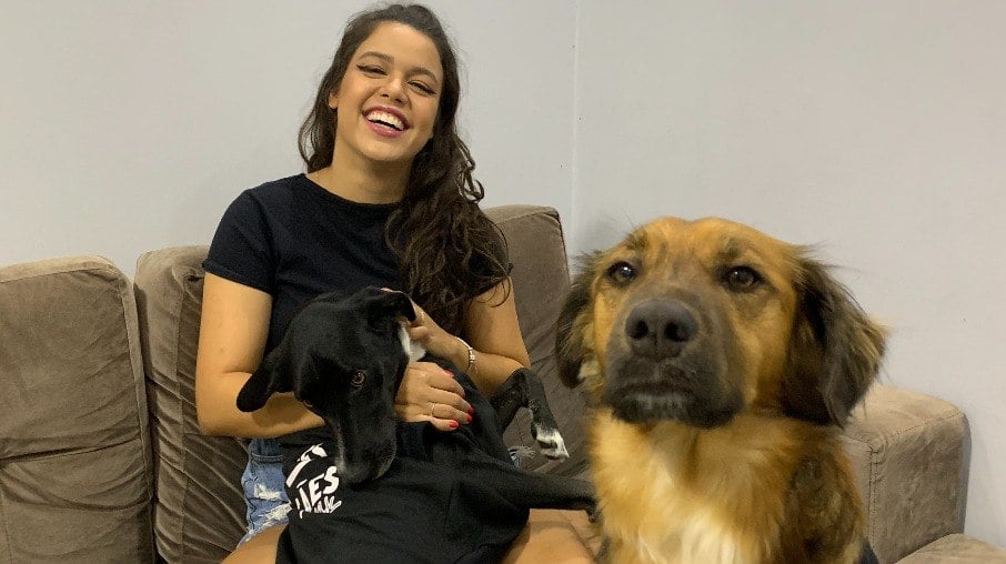 Fernanda Arantes e seus filhos de quatro patas, Pongo e Leonardo