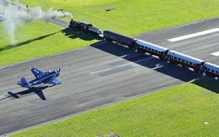 Aeroporto na NZ tem trem passando no meio da pista