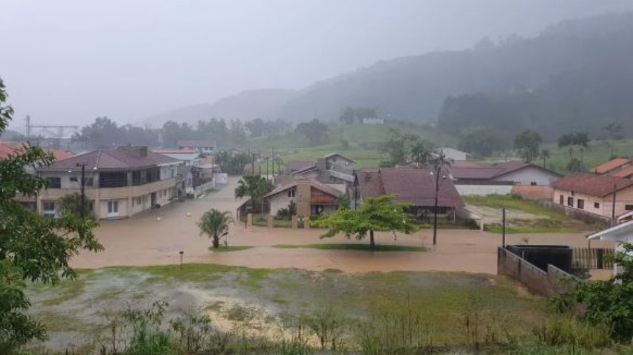 Cidade de Benedito Novo alagada após chuvas em SC (04.01.2022)
