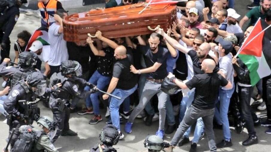Funeral de jornalista foi tumultuado por ação da polícia israelense