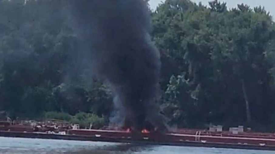 Duas pessoas morrem após helicóptero atingir rede elétrica e cair sobre barca no Rio Mississippi