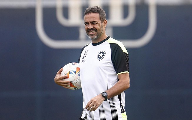 Artur Jorge no comando do treino do Botafogo 