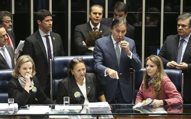 O presidente do Senado, Eunício Oliveira, foi impedido de sentar à mesa da presidência da Casa para comandar a votação da reforma trabalhista