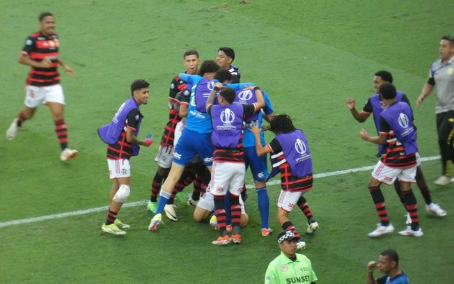 Jogadores do Flamengo comemoram o primeiro gol diante do Olympiacos