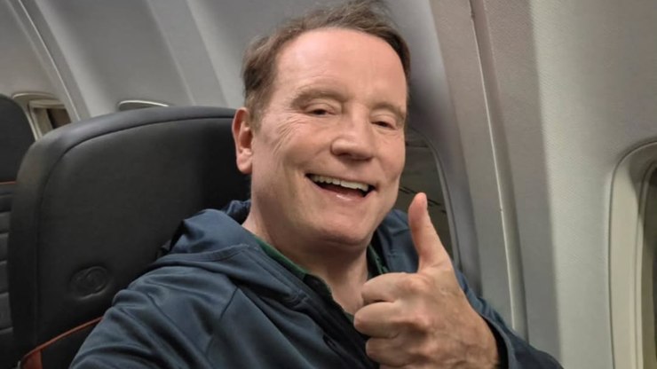 Longa Espera em Aeroporto Marca Início de Jornada de Cabrini para Prêmio de Jornalismo