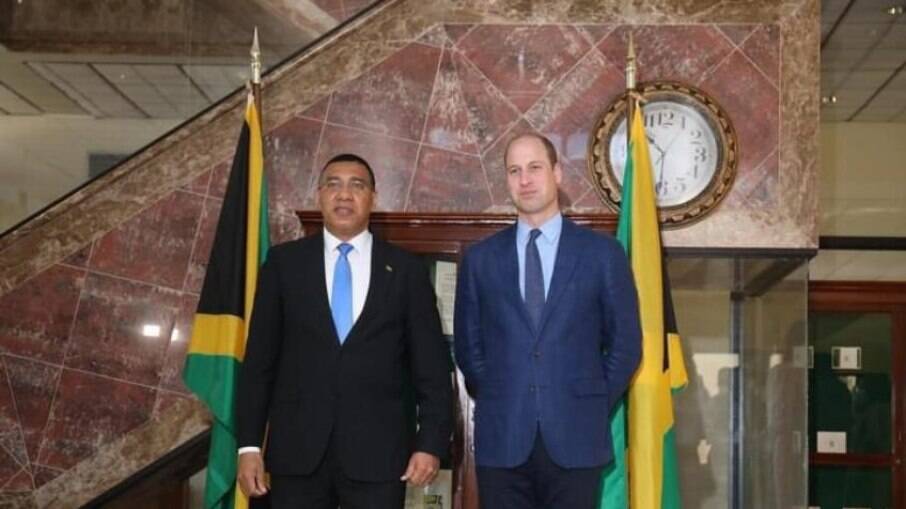 Andrew Holness (à esq.) e Príncipe William (à dir.) reuniram na Jamaica na 4ª feira (23.mar)