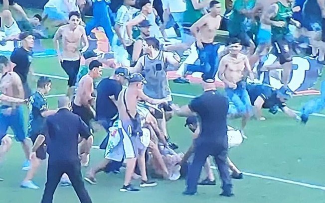 Torcidas invadiram o gramado no jogo entre Coritiba e Cruzeiro 