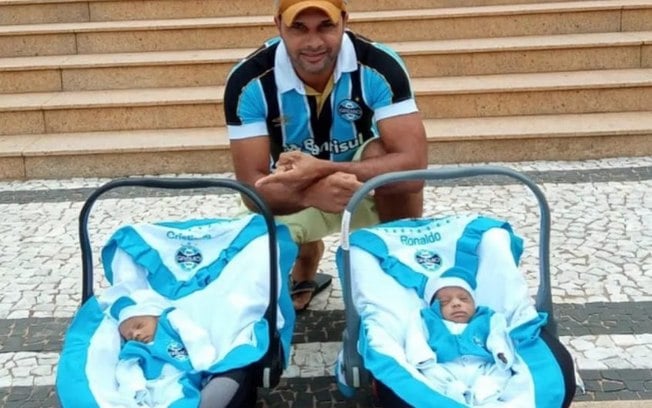 Gêmeos Cristiano e Ronaldo recebem alta e deixam hospital vestidos de Grêmio