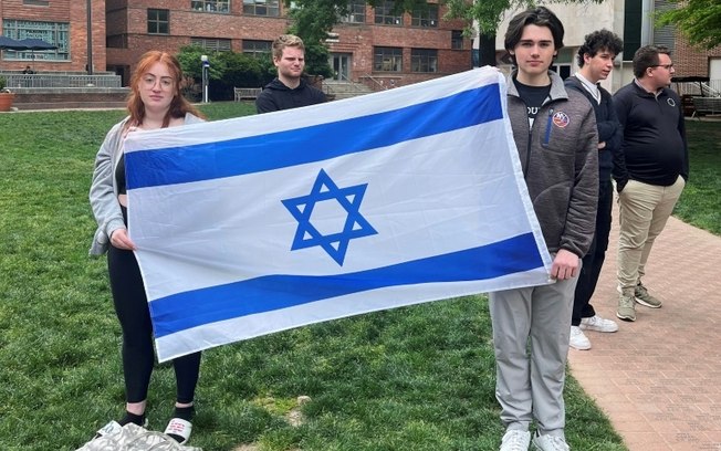 A estudante de filosofia Skyler Sieradzky exibe uma bandeira de Israel, no campus urbano da Universidade George Washington, na capital americana