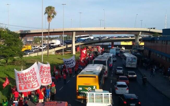 Manifestantes fazem protesto contra a condenação do ex-presidente Lula, em Porto Alegre