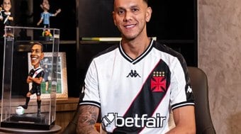 Ao lado do filho, jogador do Vasco é assaltado com fuzil no Rio