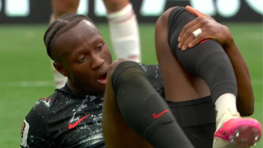 Koné quebrou a perna no duelo entre Canadá e Catar na Copa Koné quebrou a perna no duelo entre Canadá e Catar na Copa