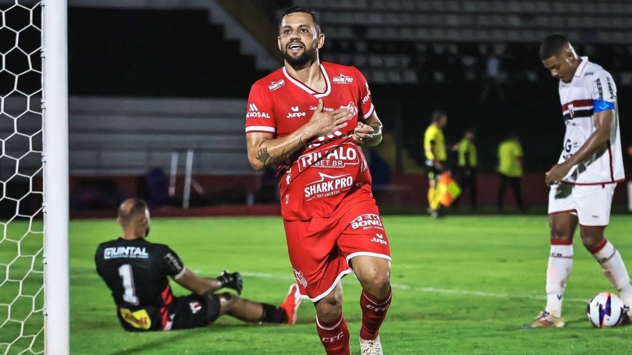 Felipe Azevedo comemorando gol da classificação do Capivariano