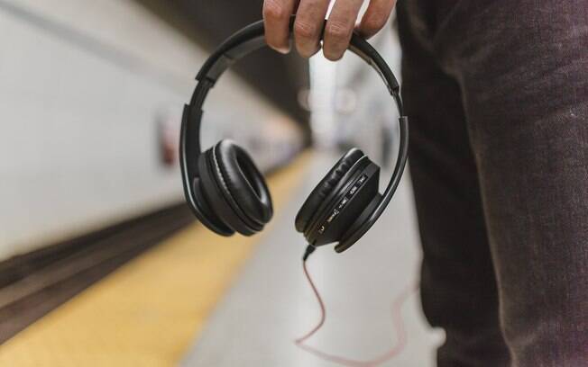 Em excesso, uso do fone de ouvido pode causar prejuízos irreversíveis ao sistema auditivo