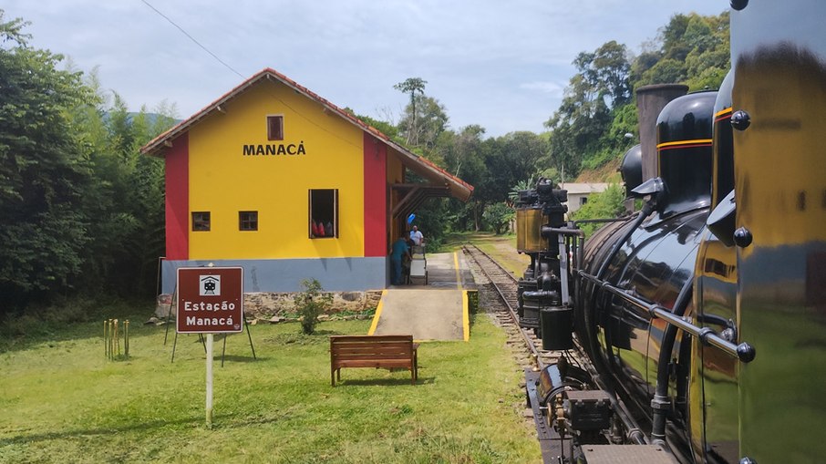 A Maria Fumaça realizada uma parada na estação de Manacá, distrito de Passa Quatro.