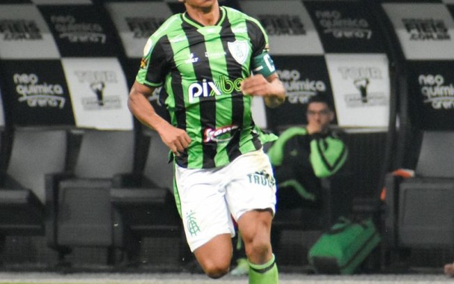 Juninho, volante do América-MG, completa 300 jogos pelo clube