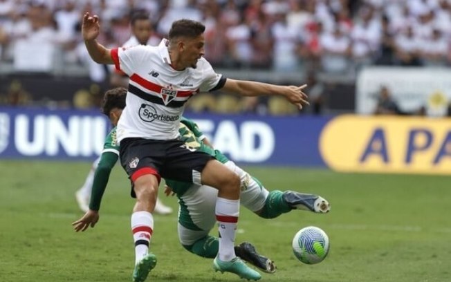 Calleri e Gómez travam disputa pelo alto na decisão da Supercopa, no Mineirão