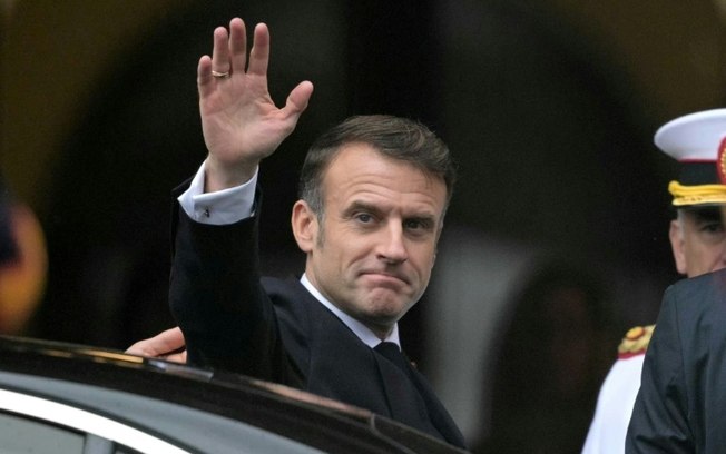 O presidente da França, Emmanuel Macron, acena ao chegar à Casa Rosada para uma reunião com o presidente da Argentina, Javier Milei, em Buenos Aires, em 17 de novembro de 2024