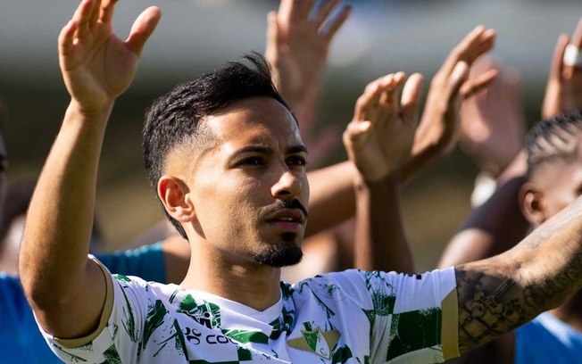 Alanzinho em ação com a camisa do Moreirense, de Portugal