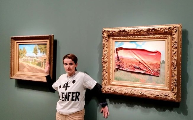 Esta foto tirada em 1º de junho de 2024 e divulgada pelo coletivo Riposte Alimentaire mostra uma ativista posando após cobrir uma pintura de Claude Monet no Museu Orsay, em Paris, França