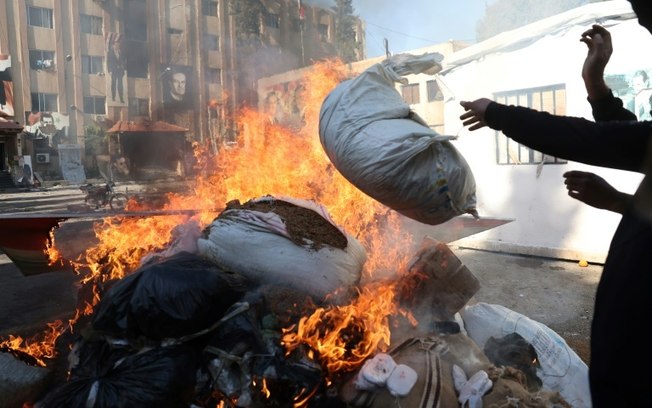 Agentes do novo regime sírio incineraram uma grande quantidade de drogas