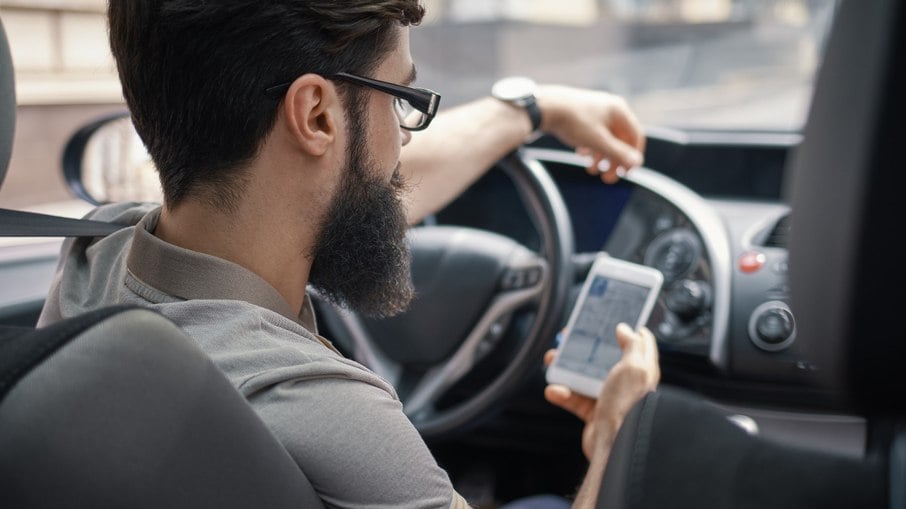 Usar o celular enquanto dirige além de ser um risco, é uma infração de trânsito