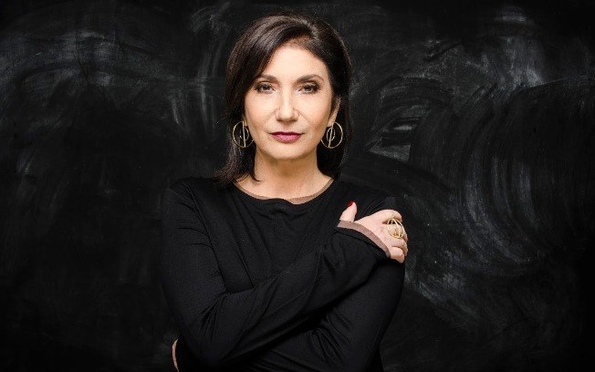 A cantora Zizi Possi