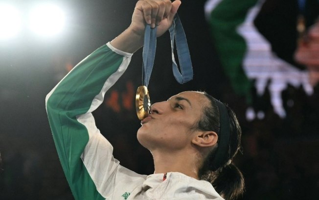 A argelina Imane Khelif beija a medalha de ouro conquistada na categoria até 66 quilos nos Jogos Olímpicos de Paris, no dia 9 de agosto de 2024 na capital francesa A argelina Imane Khelif beija a medalha de ouro conquistada na categoria até 66 quilos nos Jogos Olímpicos de Paris, no dia 9 de agosto de 2024 na capital francesa