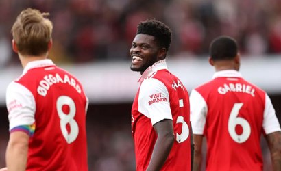 Astro ex-Arsenal é indiciado por estupro e assédio no Reino Unido
