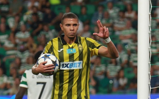 Brasileiro Edmilson, autor do gol da estreia do Kairat na Champions League