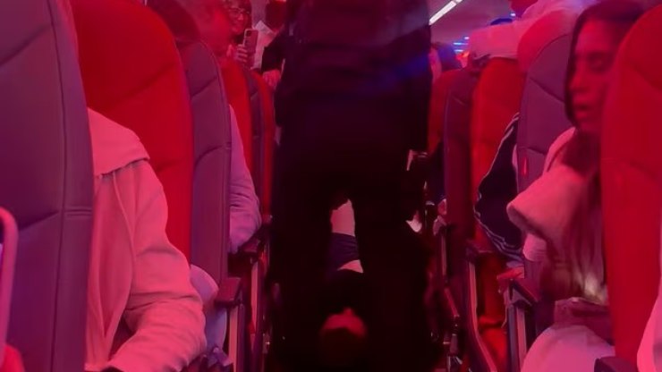 Homem bêbado é retirado de avião por se recusar a usar o cinto