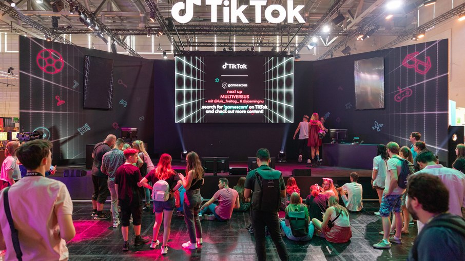 Segundo levantamento da consultoria Dynamoi, 52% dos vídeos publicados no TikTok contam com algum elemento de IA