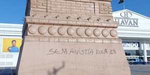 Estátua da Havan é pichada e Hang oferece R$ 10 mil de recompensa