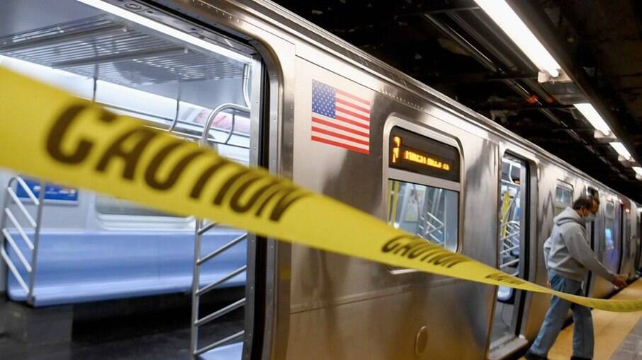 Polícia interdita área de tiroteio em estação de metrô no Brooklyn, em Nova York, nos EUA