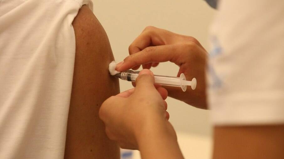 Brasil sobe para 8º no ranking de vacinação contra a Covid-19; confira