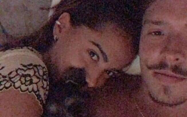Anitta utilizou os stories para postar foto na cama, ao lado de seu affair, Ronan Souza