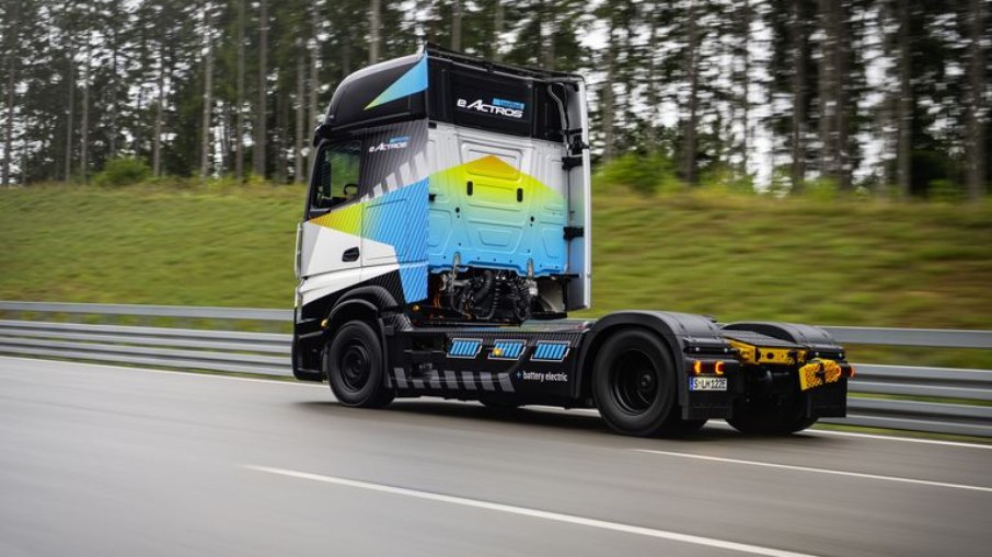 Mercedes Actros elétrico terá potência de 536 cv e picos de 805 cv dependendo da situação enfrentada