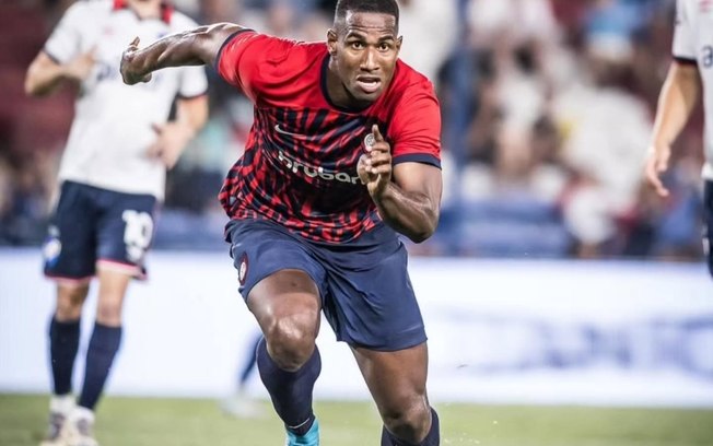 Grêmio busca reforços para zaga e faz proposta por zagueiro colombiano Grêmio busca reforços para zaga e faz proposta por zagueiro colombiano