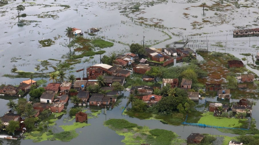 Sobrevoo de áreas afetadas pela chuva em Pernambuco