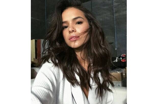 Bruna Marquezine posta selfie de roupão