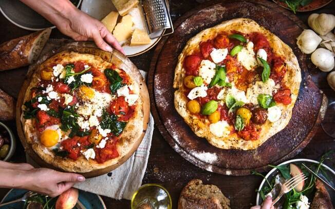 Coloque a mão na massa, aprenda como fazer pizza e chame os amigos para compartilhar uma refeição gostosa