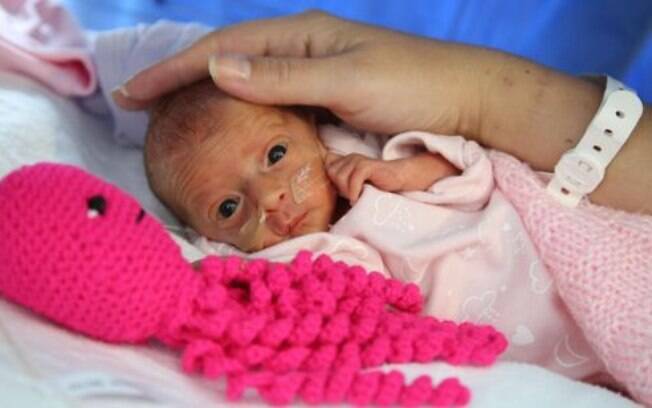 Os polvos de crochê ajudam bebês prematuros a se sentirem mais confortáveis
