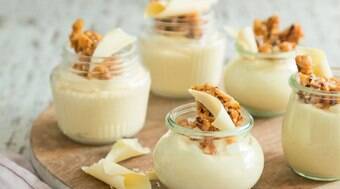 Mousse de chocolate branco leva nozes